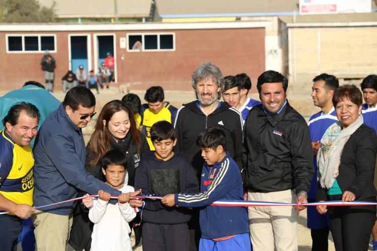 GOBIERNO ENTREGA CIERRE PERIMETRAL Y NIVELACIÓN DE LA CANCHA DE FÚTBOL DE CALETA LOS HORNOS