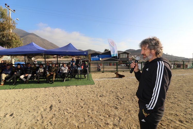 GOBIERNO ENTREGA CIERRE PERIMETRAL Y NIVELACIÓN DE LA CANCHA DE FÚTBOL DE CALETA LOS HORNOS