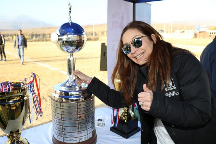 GOBIERNO ENTREGA CIERRE PERIMETRAL Y NIVELACIÓN DE LA CANCHA DE FÚTBOL DE CALETA LOS HORNOS