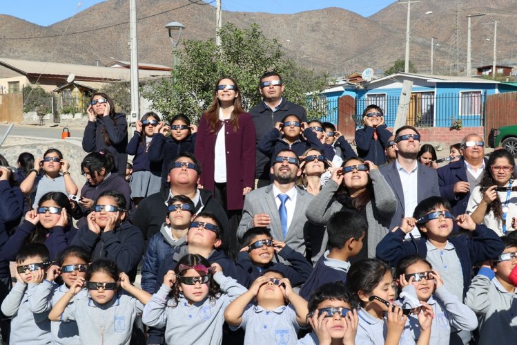 GOBIERNO Y MINERA LOS PELAMBRES DISTRIBUIRÁN 230 MIL LENTES PARA EL ECLIPSE ENTRE ESTUDIANTES DE LA REGIÓN