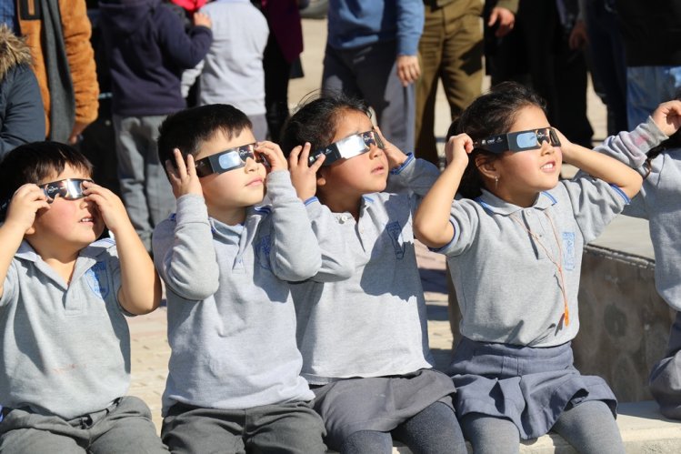 GOBIERNO Y MINERA LOS PELAMBRES DISTRIBUIRÁN 230 MIL LENTES PARA EL ECLIPSE ENTRE ESTUDIANTES DE LA REGIÓN