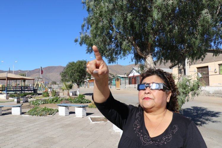 GOBIERNO Y MINERA LOS PELAMBRES DISTRIBUIRÁN 230 MIL LENTES PARA EL ECLIPSE ENTRE ESTUDIANTES DE LA REGIÓN GOBIERNO Y MINERA LOS PELAMBRES DISTRIBUIRÁN 230 MIL LENTES PARA EL ECLIPSE ENTRE ESTUDIANTES DE LA REGIÓN