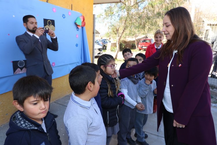 GOBIERNO Y MINERA LOS PELAMBRES DISTRIBUIRÁN 230 MIL LENTES PARA EL ECLIPSE ENTRE ESTUDIANTES DE LA REGIÓN GOBIERNO Y MINERA LOS PELAMBRES DISTRIBUIRÁN 230 MIL LENTES PARA EL ECLIPSE ENTRE ESTUDIANTES DE LA REGIÓN