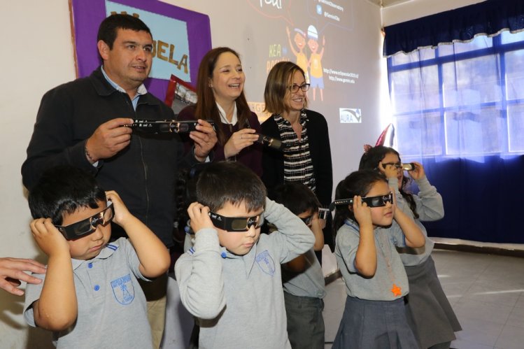 GOBIERNO Y MINERA LOS PELAMBRES DISTRIBUIRÁN 230 MIL LENTES PARA EL ECLIPSE ENTRE ESTUDIANTES DE LA REGIÓN GOBIERNO Y MINERA LOS PELAMBRES DISTRIBUIRÁN 230 MIL LENTES PARA EL ECLIPSE ENTRE ESTUDIANTES DE LA REGIÓN