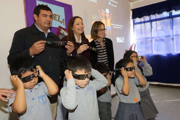 GOBIERNO Y MINERA LOS PELAMBRES DISTRIBUIRÁN 230 MIL LENTES PARA EL ECLIPSE ENTRE ESTUDIANTES DE LA REGIÓN