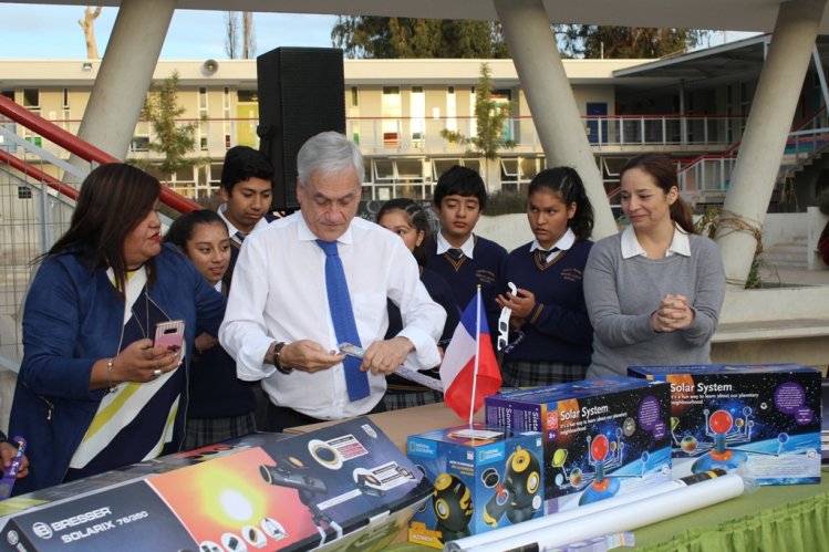 PRESIDENTE PIÑERA ENTREGÓ KITS ASTRONÓMICOS Y LENTES PARA ECLIPSE A ESTUDIANTES DE COMBARBALÁ PRESIDENTE PIÑERA ENTREGÓ KITS ASTRONÓMICOS Y LENTES PARA ECLIPSE A ESTUDIANTES DE COMBARBALÁ