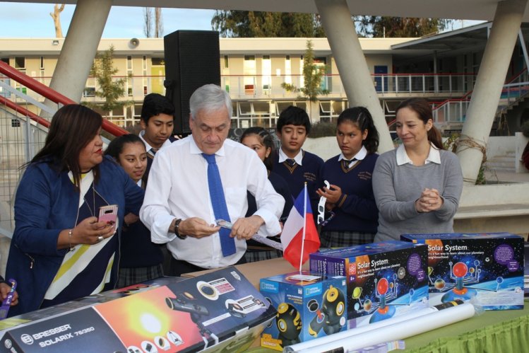 PRESIDENTE PIÑERA ENTREGÓ KITS ASTRONÓMICOS Y LENTES PARA ECLIPSE A ESTUDIANTES DE COMBARBALÁ