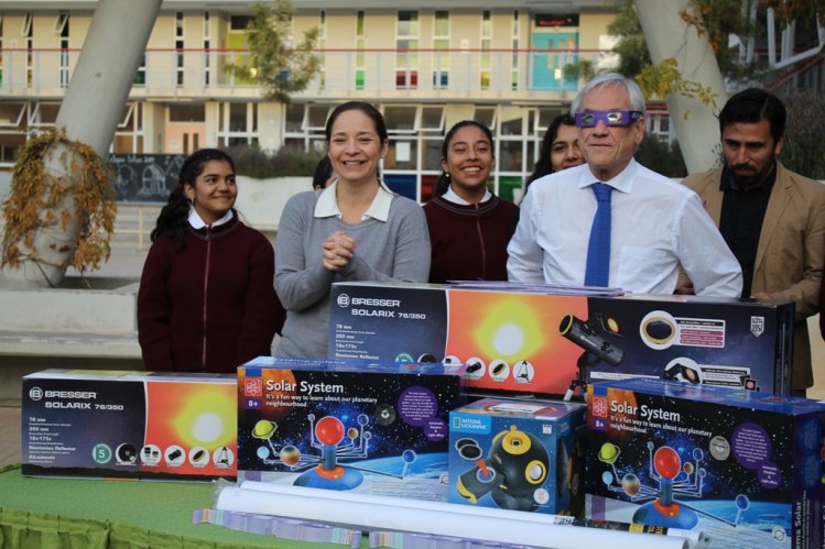 PRESIDENTE PIÑERA ENTREGÓ KITS ASTRONÓMICOS Y LENTES PARA ECLIPSE A ESTUDIANTES DE COMBARBALÁ PRESIDENTE PIÑERA ENTREGÓ KITS ASTRONÓMICOS Y LENTES PARA ECLIPSE A ESTUDIANTES DE COMBARBALÁ