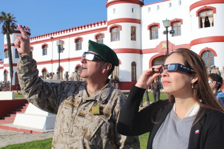 UNA EXPERIENCIA INOLVIDABLE: CIENTOS DE PERSONAS DISFRUTARON DEL ECLIPSE DE SOL EN LA SERENA UNA EXPERIENCIA INOLVIDABLE: CIENTOS DE PERSONAS DISFRUTARON DEL ECLIPSE DE SOL EN LA SERENA