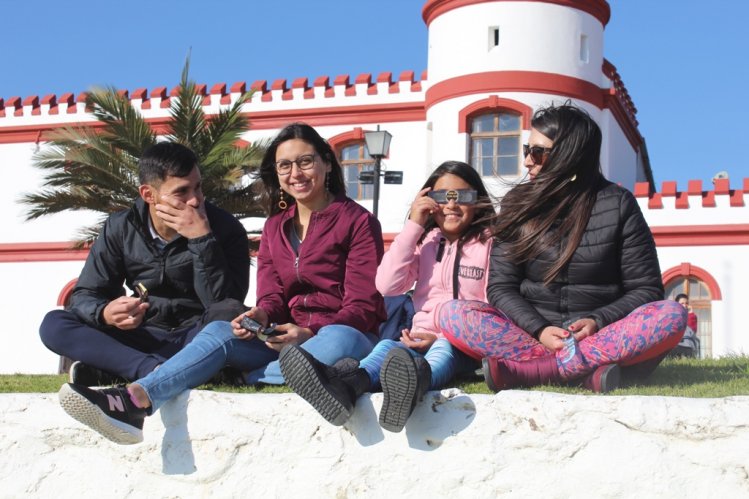 UNA EXPERIENCIA INOLVIDABLE: CIENTOS DE PERSONAS DISFRUTARON DEL ECLIPSE DE SOL EN LA SERENA