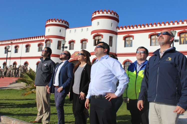 UNA EXPERIENCIA INOLVIDABLE: CIENTOS DE PERSONAS DISFRUTARON DEL ECLIPSE DE SOL EN LA SERENA