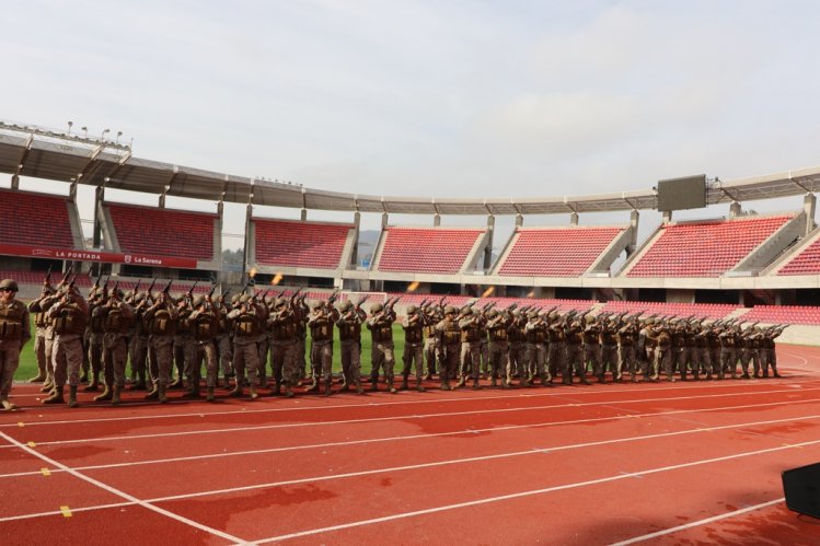 REGIMIENTO COQUIMBO TOMA JURAMENTO A LA BANDERA A 246 SOLDADOS EN EL ESTADIO LA PORTADA