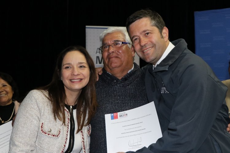 MÁS DE 8 MIL ADULTOS MAYORES DE LA REGIÓN RECIBEN RECURSOS PARA IMPLEMENTAR SUS INICIATIVAS DE INTEGRACIÓN SOCIAL MÁS DE 8 MIL ADULTOS MAYORES DE LA REGIÓN RECIBEN RECURSOS PARA IMPLEMENTAR SUS INICIATIVAS DE INTEGRACIÓN SOCIAL