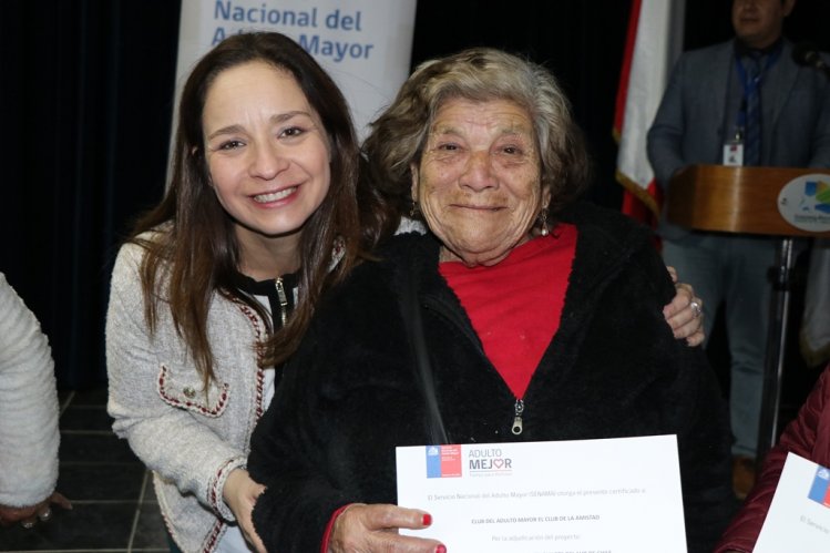 MÁS DE 8 MIL ADULTOS MAYORES DE LA REGIÓN RECIBEN RECURSOS PARA IMPLEMENTAR SUS INICIATIVAS DE INTEGRACIÓN SOCIAL MÁS DE 8 MIL ADULTOS MAYORES DE LA REGIÓN RECIBEN RECURSOS PARA IMPLEMENTAR SUS INICIATIVAS DE INTEGRACIÓN SOCIAL