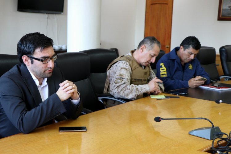 GOBIERNO Y JEFE DE FUERZA COORDINAN ACCIONES PARA RESGUARDAR ORDEN PÚBLICO DURANTE ESTADO DE EMERGENCIA GOBIERNO Y JEFE DE FUERZA COORDINAN ACCIONES PARA RESGUARDAR ORDEN PÚBLICO DURANTE ESTADO DE EMERGENCIA