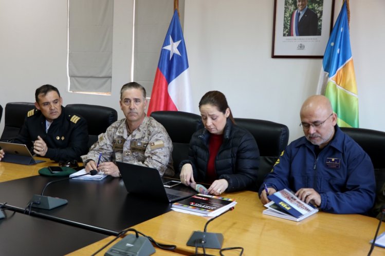 GOBIERNO Y JEFE DE FUERZA COORDINAN ACCIONES PARA RESGUARDAR ORDEN PÚBLICO DURANTE ESTADO DE EMERGENCIA GOBIERNO Y JEFE DE FUERZA COORDINAN ACCIONES PARA RESGUARDAR ORDEN PÚBLICO DURANTE ESTADO DE EMERGENCIA