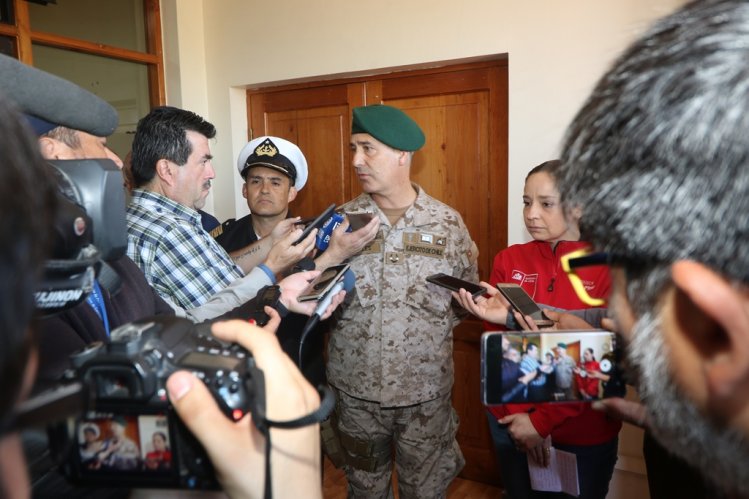 GOBIERNO Y JEFE DE FUERZA COORDINAN ACCIONES PARA RESGUARDAR ORDEN PÚBLICO DURANTE ESTADO DE EMERGENCIA GOBIERNO Y JEFE DE FUERZA COORDINAN ACCIONES PARA RESGUARDAR ORDEN PÚBLICO DURANTE ESTADO DE EMERGENCIA