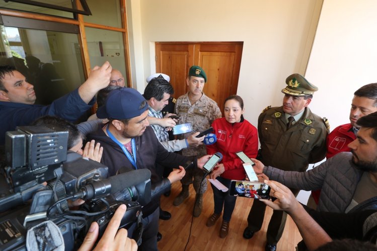 GOBIERNO Y JEFE DE FUERZA COORDINAN ACCIONES PARA RESGUARDAR ORDEN PÚBLICO DURANTE ESTADO DE EMERGENCIA GOBIERNO Y JEFE DE FUERZA COORDINAN ACCIONES PARA RESGUARDAR ORDEN PÚBLICO DURANTE ESTADO DE EMERGENCIA