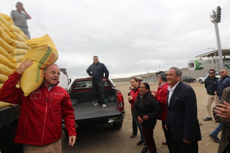 SECTOR GANADERO DE OVALLE RECIBE ALIMENTO ANIMAL PARA MITIGAR EFECTOS DE LA SEQUÍA