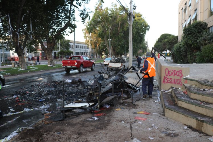 VIOLENTISTAS VUELVEN A CAUSAR DAÑOS EN LA SERENA: 43 DETENIDOS VIOLENTISTAS VUELVEN A CAUSAR DAÑOS EN LA SERENA: 43 DETENIDOS