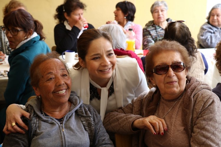 “ESTAMOS TRABAJANDO PARA QUE NINGÚN PENSIONADO EN CHILE QUEDE POR DEBAJO DE LA LÍNEA DE LA POBREZA” “ESTAMOS TRABAJANDO PARA QUE NINGÚN PENSIONADO EN CHILE QUEDE POR DEBAJO DE LA LÍNEA DE LA POBREZA”
