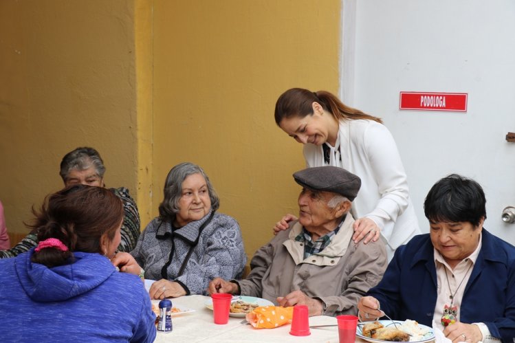 “ESTAMOS TRABAJANDO PARA QUE NINGÚN PENSIONADO EN CHILE QUEDE POR DEBAJO DE LA LÍNEA DE LA POBREZA” “ESTAMOS TRABAJANDO PARA QUE NINGÚN PENSIONADO EN CHILE QUEDE POR DEBAJO DE LA LÍNEA DE LA POBREZA”