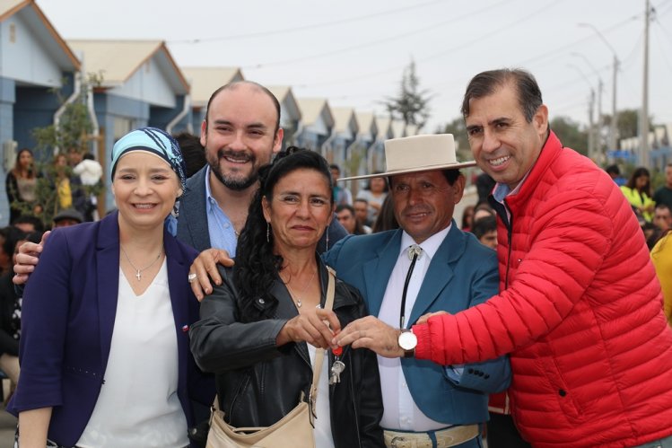 FAMILIAS DE PAN DE AZÚCAR CIERRAN MÁS DE 14 AÑOS DE ESPERA RECIBIENDO SUS CASAS PROPIAS