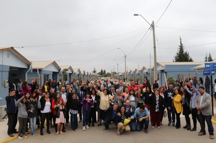 FAMILIAS DE PAN DE AZÚCAR CIERRAN MÁS DE 14 AÑOS DE ESPERA RECIBIENDO SUS CASAS PROPIAS