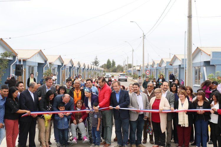 FAMILIAS DE PAN DE AZÚCAR CIERRAN MÁS DE 14 AÑOS DE ESPERA RECIBIENDO SUS CASAS PROPIAS FAMILIAS DE PAN DE AZÚCAR CIERRAN MÁS DE 14 AÑOS DE ESPERA RECIBIENDO SUS CASAS PROPIAS