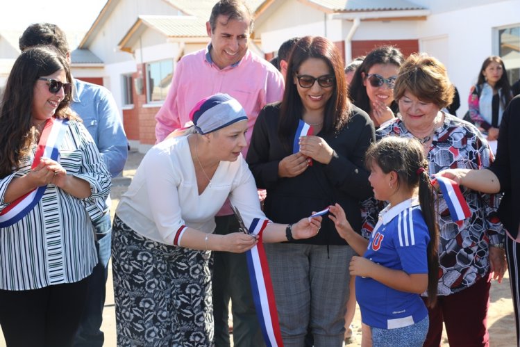 MÁS DE 100 FAMILIAS DE TONGOY RECIBEN LAS LLAVES DE SU CASA PROPIA MÁS DE 100 FAMILIAS DE TONGOY RECIBEN LAS LLAVES DE SU CASA PROPIA