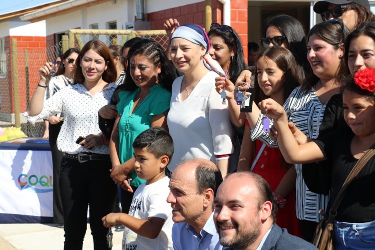 MÁS DE 100 FAMILIAS DE TONGOY RECIBEN LAS LLAVES DE SU CASA PROPIA