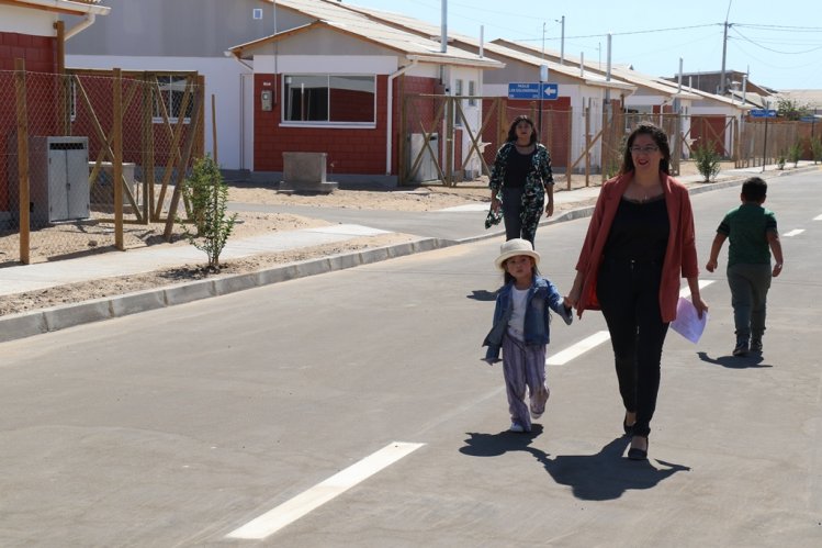 MÁS DE 100 FAMILIAS DE TONGOY RECIBEN LAS LLAVES DE SU CASA PROPIA