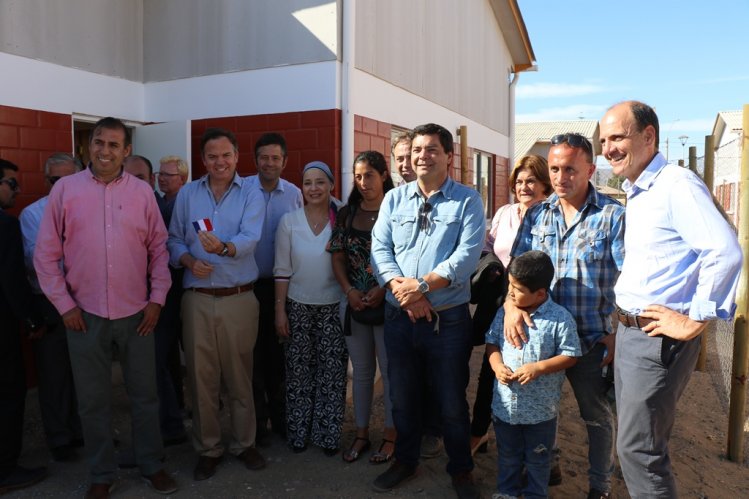 MÁS DE 100 FAMILIAS DE TONGOY RECIBEN LAS LLAVES DE SU CASA PROPIA MÁS DE 100 FAMILIAS DE TONGOY RECIBEN LAS LLAVES DE SU CASA PROPIA