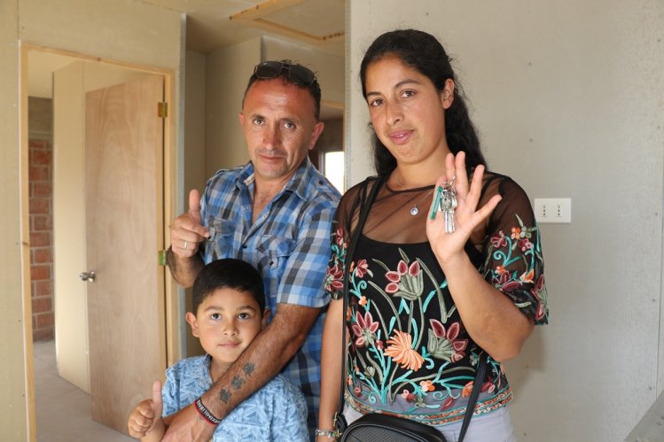 MÁS DE 100 FAMILIAS DE TONGOY RECIBEN LAS LLAVES DE SU CASA PROPIA MÁS DE 100 FAMILIAS DE TONGOY RECIBEN LAS LLAVES DE SU CASA PROPIA