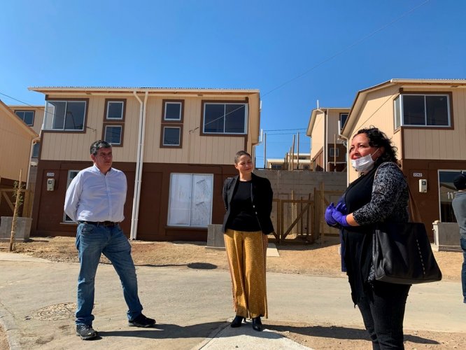 CON UN ESTRICTO PROTOCOLO DE SEGURIDAD SE ENTREGAN LLAVES DE SUS VIVIENDAS PARA 150 FAMILIAS DE COQUIMBO CON UN ESTRICTO PROTOCOLO DE SEGURIDAD SE ENTREGAN LLAVES DE SUS VIVIENDAS PARA 150 FAMILIAS DE COQUIMBO