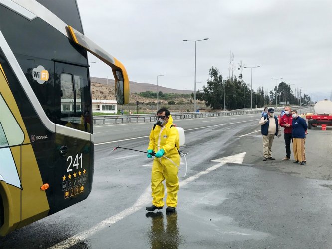 OBRAS PÚBLICAS Y EJÉRCITO IMPLEMENTAN SANITIZACIÓN DE BUSES Y CAMIONES EN PLAZAS DE PESAJE EN RUTA 5