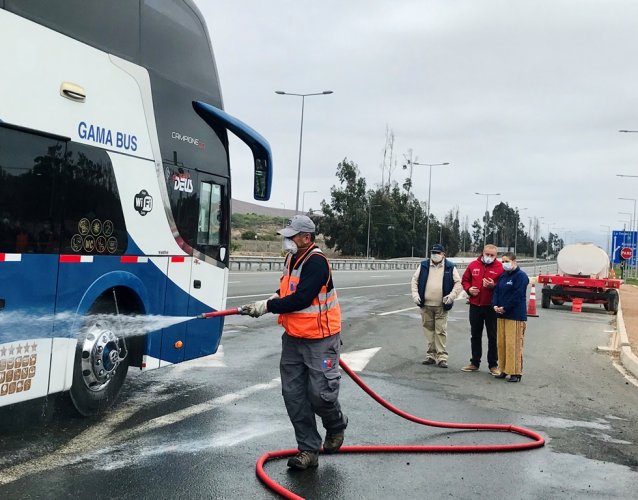 OBRAS PÚBLICAS Y EJÉRCITO IMPLEMENTAN SANITIZACIÓN DE BUSES Y CAMIONES EN PLAZAS DE PESAJE EN RUTA 5