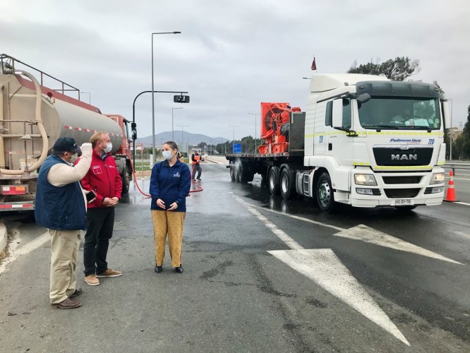 OBRAS PÚBLICAS Y EJÉRCITO IMPLEMENTAN SANITIZACIÓN DE BUSES Y CAMIONES EN PLAZAS DE PESAJE EN RUTA 5