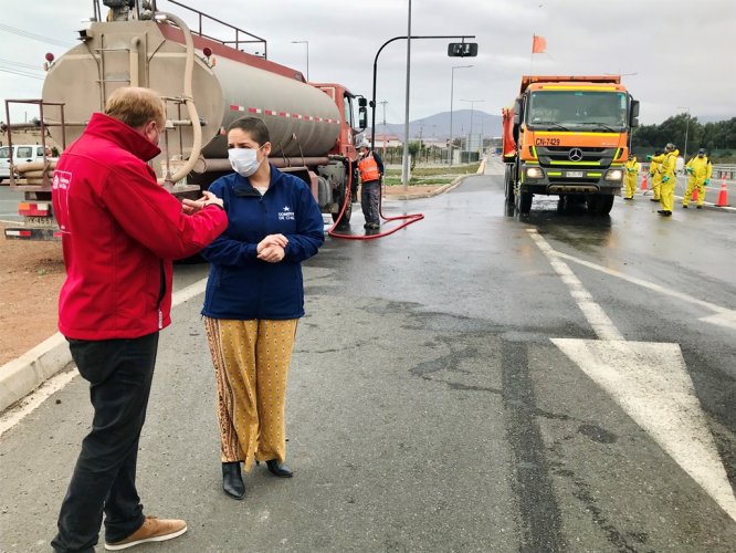 OBRAS PÚBLICAS Y EJÉRCITO IMPLEMENTAN SANITIZACIÓN DE BUSES Y CAMIONES EN PLAZAS DE PESAJE EN RUTA 5