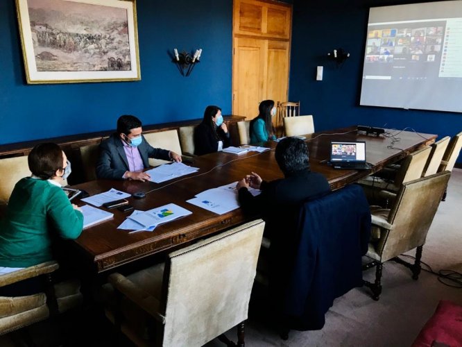 INTENDENTA LUCÍA PINTO ENTREGA DETALLES DEL APORTE A TRAVÉS DEL FONDO SOLIDARIO MUNICIPAL EN REUNIÓN CON ALCALDES