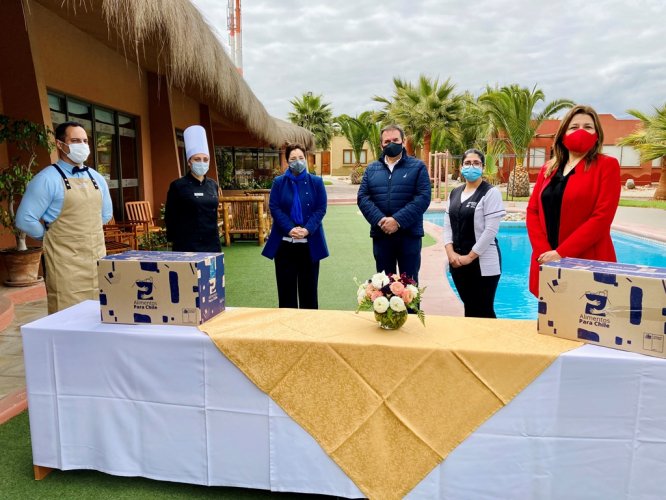 TRABAJADORES DEL SECTOR TURÍSTICO Y GASTRONÓMICO REGIONAL RECIBEN CAJAS DE ALIMENTOS PARA CHILE