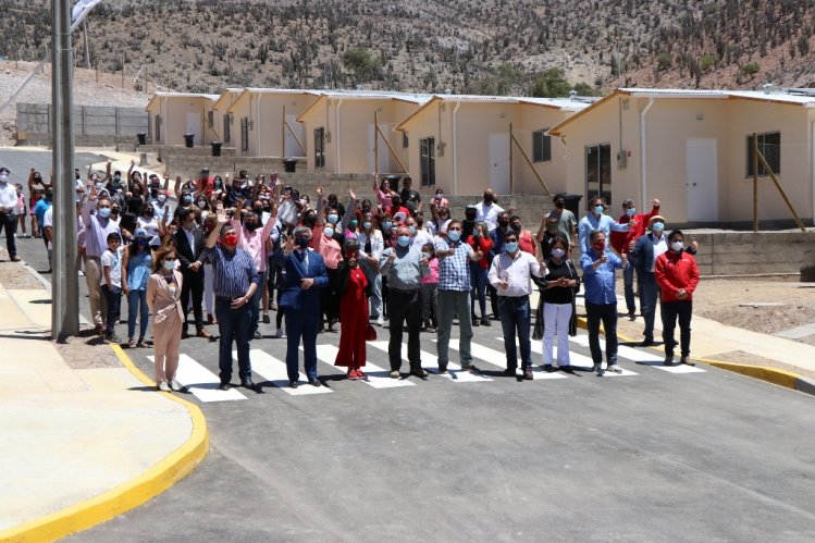 PROYECTO HABITACIONAL ENTREGA SOLUCIONES A 33 FAMILIAS DE VICUÑA