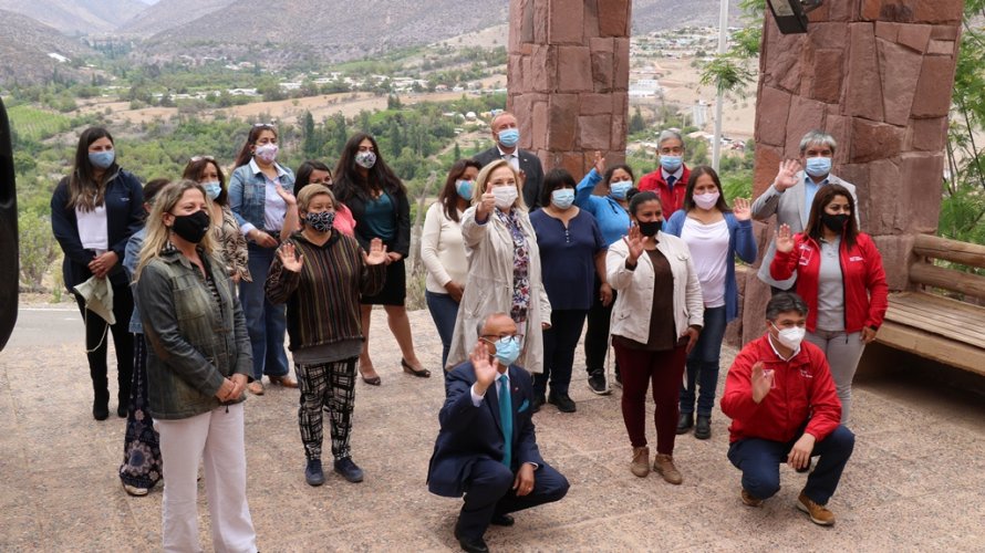 PRIMERA DAMA HACE ENTREGA DE RECURSOS A MUJERES ARTESANAS DE PRODEMU EN LA COMUNA DE RÍO HURTADO