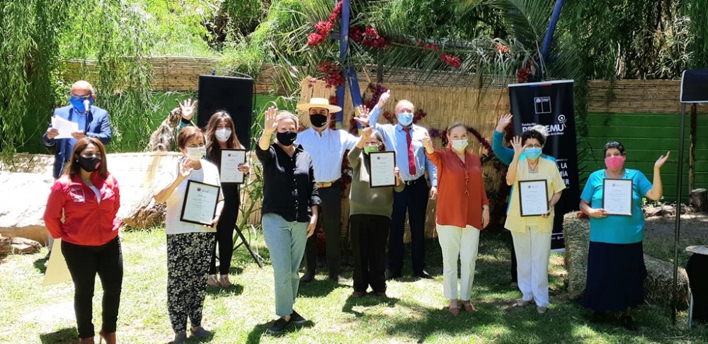 PRIMERA DAMA ENTREGA RECURSOS A MUJERES EMPRENDEDORAS DE LA COMUNA DE PAIHUANO