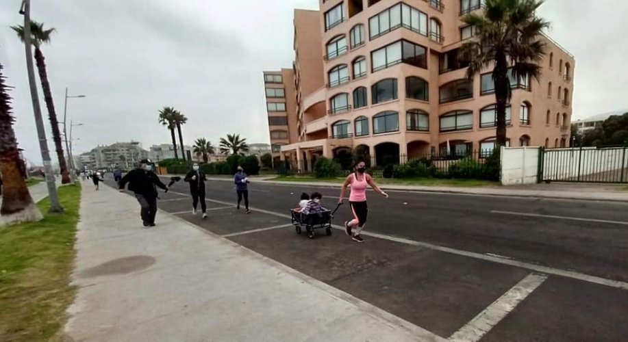 DEPORTISTAS Y VECINOS SE DESPLEGARON POR TODA LA AVENIDA DEL MAR PARA HACER ACTIVIDAD FÍSICA