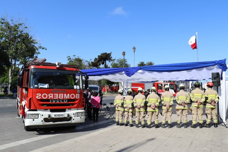 Gobierno Regional entrega más de $4.400 millones a bomberos