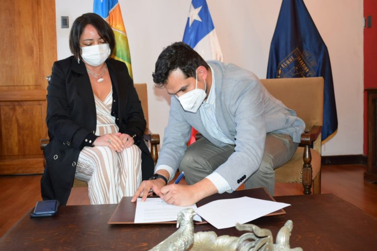 Gobernadora y delegado hacen traspaso de oficinas cumpliendo con mandato de Presidente Gabriel Boric Gobernadora y delegado hacen traspaso de oficinas cumpliendo con mandato de Presidente Gabriel Boric
