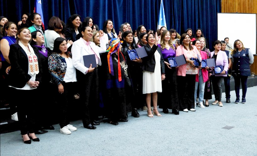 Gobernadora entrega reconocimiento a mujeres destacadas que contribuyen al desarrollo regional