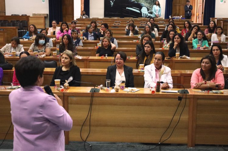 Gobernadora entrega reconocimiento a mujeres destacadas que contribuyen al desarrollo regional