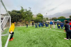 Gobernadora y alcalde dan puntapié inicial en nueva cancha de fútbol inaugurada en La Higuera